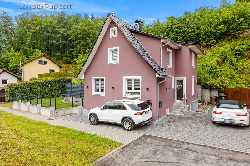 Charmantes Wohlfühlhäuschen mit Garten, Terrasse und Stellplätzen
